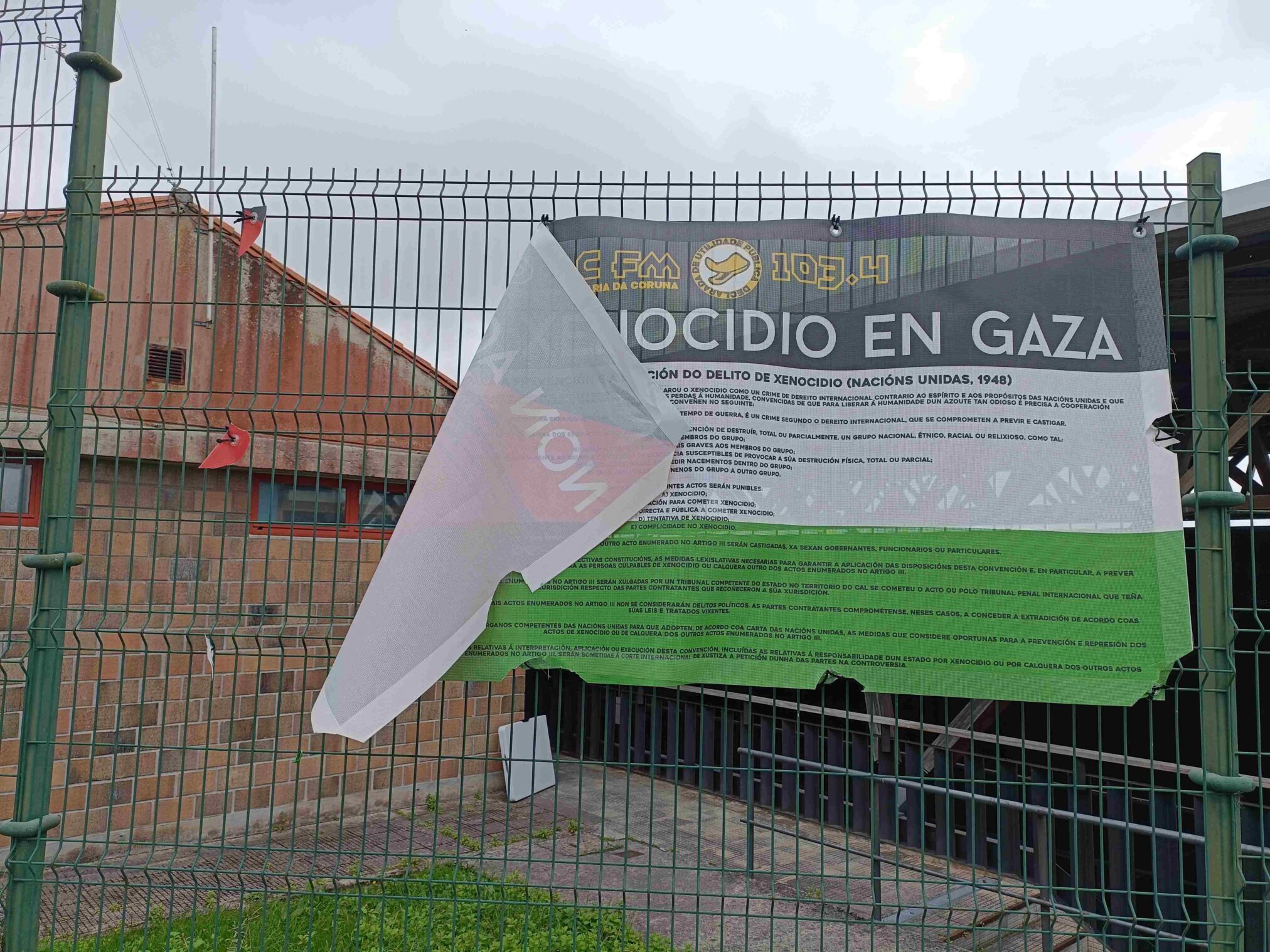 Imaxe da lona colocada por CUAC FM na que se rexeita o xenocidio en Gaza.