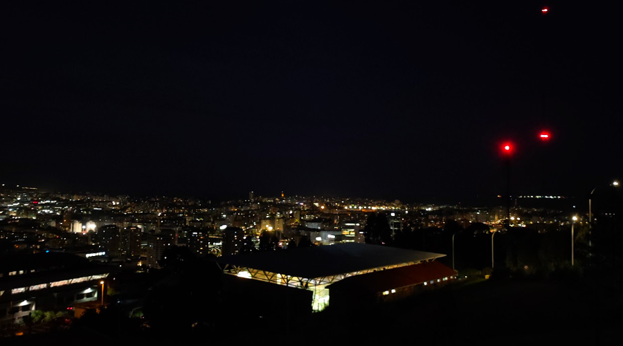 Vista nocturna da cidade da Coruña desde CUAC FM