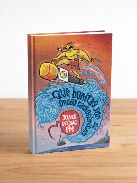 Que bonitas son as ondas radiofónicas coa cuberta de Manel Cráneo.