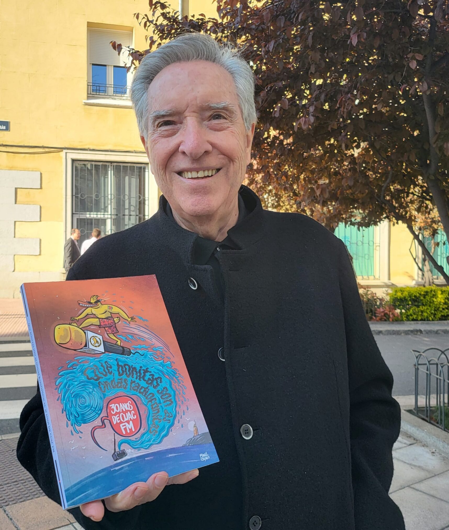 Iñaki Gabilondo cun exemplar do libro de CUAC no que participa cun capítulo.